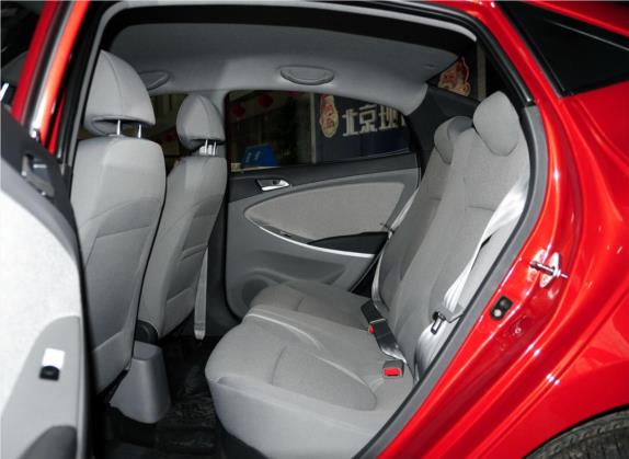 瑞纳 2010款 三厢 1.4L 手动舒适型GS 车厢座椅   后排空间