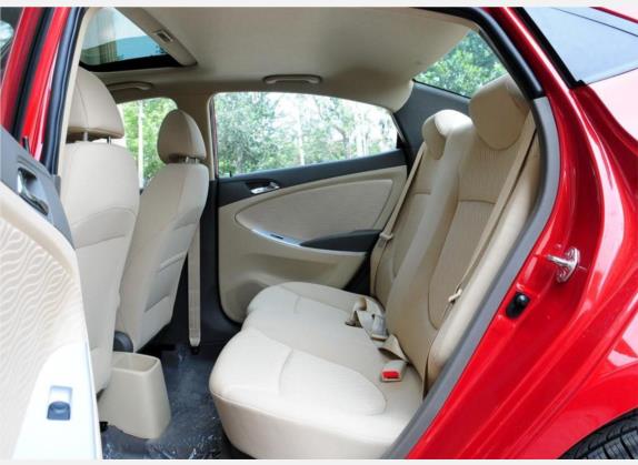 瑞纳 2010款 三厢 1.4L 自动豪华型GLS 车厢座椅   后排空间