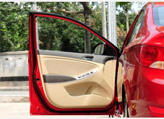 瑞纳 2010款 三厢 1.4L 自动豪华型GLS 车厢座椅   前门板