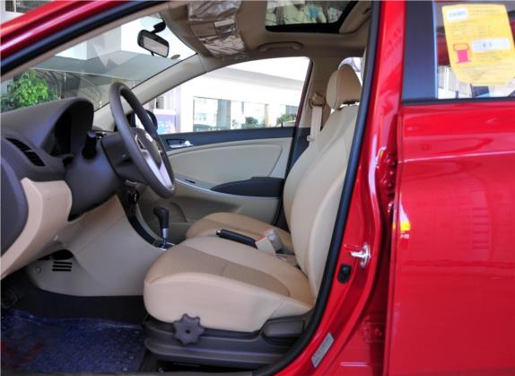 瑞纳 2011款 两厢 1.4L 自动豪华型GLS 车厢座椅   前排空间