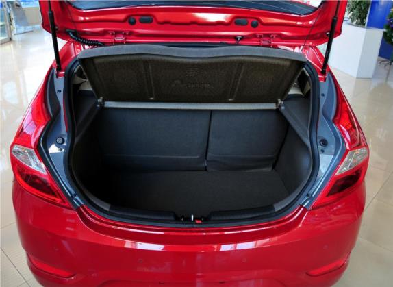 瑞纳 2011款 两厢 1.4L 自动豪华型GLS 车厢座椅   后备厢