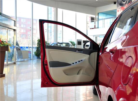 瑞纳 2011款 两厢 1.4L 自动豪华型GLS 车厢座椅   前门板