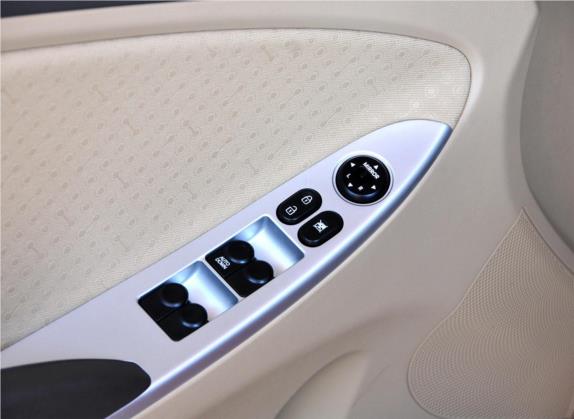 瑞纳 2011款 两厢 1.4L 自动豪华型GLS 车厢座椅   门窗控制