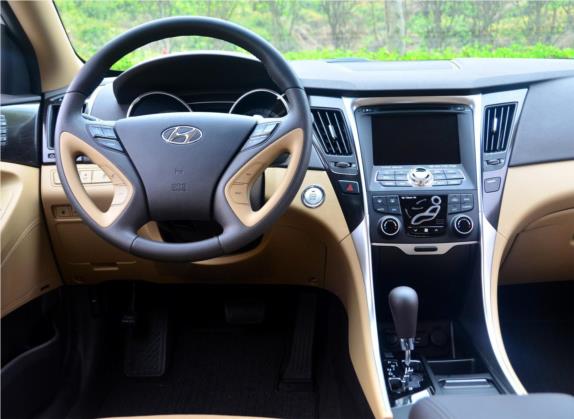 索纳塔 2011款 2.4L 自动顶级版 中控类   驾驶位