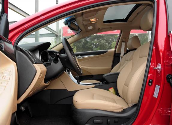 索纳塔 2011款 2.0L 自动尊贵版 车厢座椅   前排空间