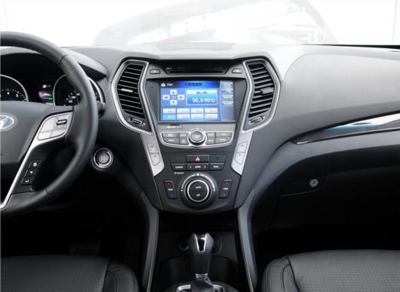 胜达 2013款 改款 2.4L 自动四驱智能型 中控类   中控台