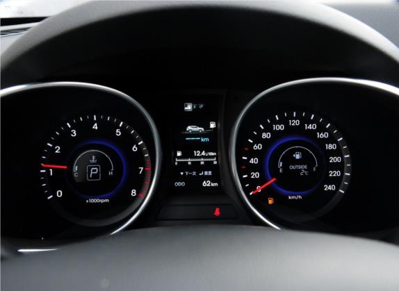 胜达 2013款 改款 2.4L 自动四驱智能型 中控类   仪表盘