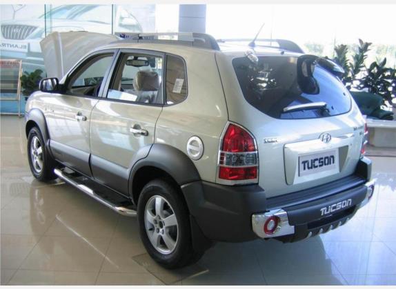 途胜 2006款 2.7L 自动四驱豪华型 外观   斜后