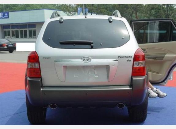 途胜 2006款 2.7L 自动四驱豪华型 外观   正后