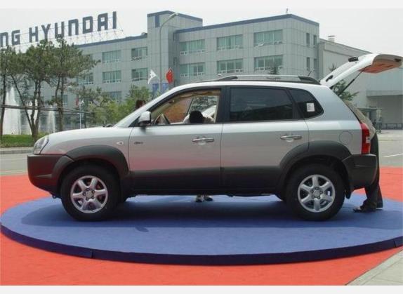 途胜 2006款 2.7L 自动四驱豪华型 外观   正侧