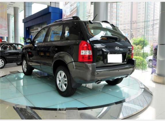 途胜 2009款 2.0L 手动四驱豪华型 外观   斜后