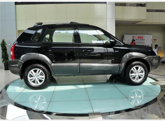 途胜 2009款 2.0L 手动四驱豪华型 外观   正侧