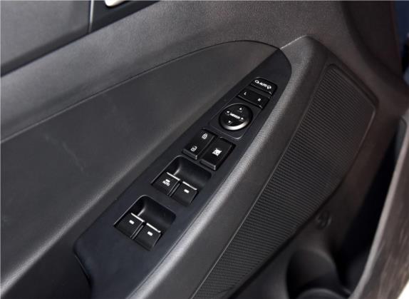 途胜 2015款 1.6T 双离合两驱领先型 车厢座椅   门窗控制