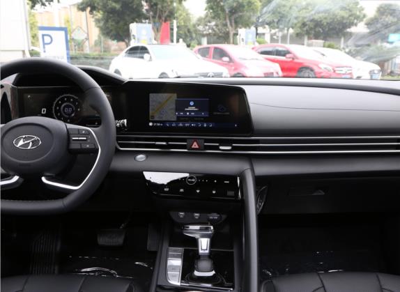 伊兰特 2021款 1.5L CVT GLX精英版 中控类   中控台