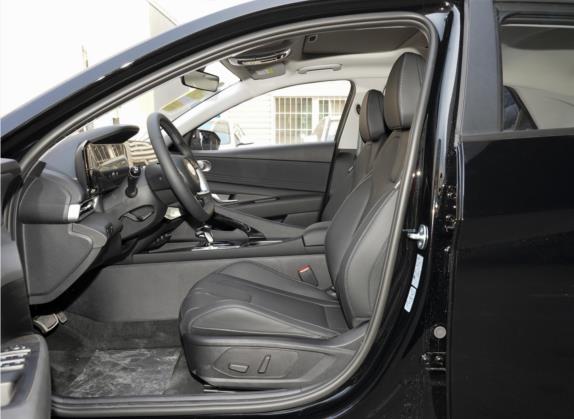 伊兰特 2022款 1.5L CVT LUX黑骑士限量版 车厢座椅   前排空间