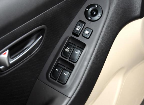 悦动 2011款 1.6L 手动舒适型 车厢座椅   门窗控制
