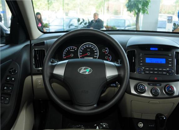 悦动 2011款 1.6L 自动舒适型 中控类   驾驶位