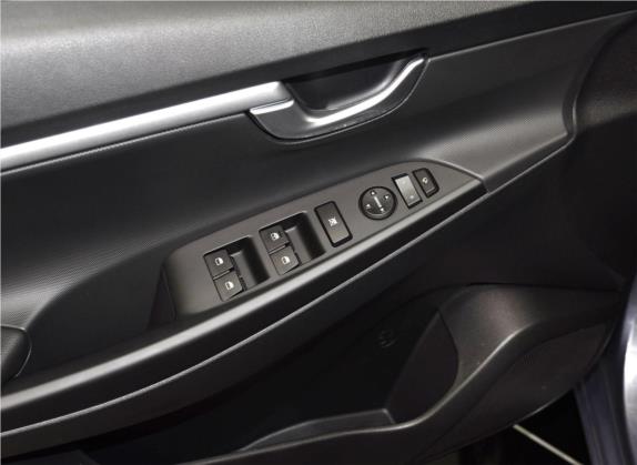 悦动 2017款 1.6L 自动悦心版DLX 车厢座椅   门窗控制