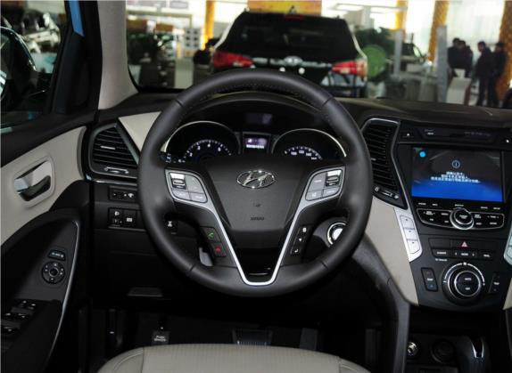 胜达(进口) 2013款 3.0L 四驱尊享版 7座 欧IV 中控类   驾驶位