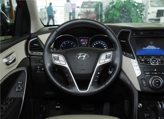 胜达(进口) 2013款 3.0L 四驱尊享版 7座 欧V 中控类   驾驶位
