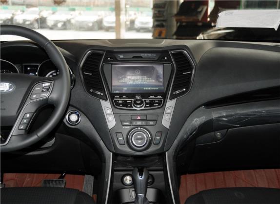 胜达(进口) 2013款 改款 3.0L 四驱舒适导航版 欧IV 中控类   中控台