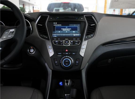 胜达(进口) 2013款 改款 3.0L 四驱舒适导航版 欧V 中控类   中控台