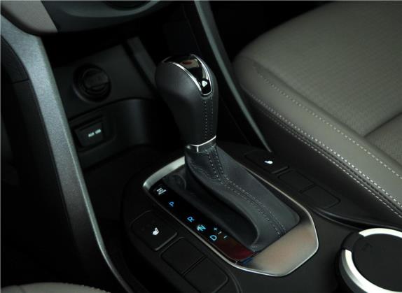 胜达(进口) 2013款 改款 3.0L 四驱舒适导航版 欧V 中控类   挡把