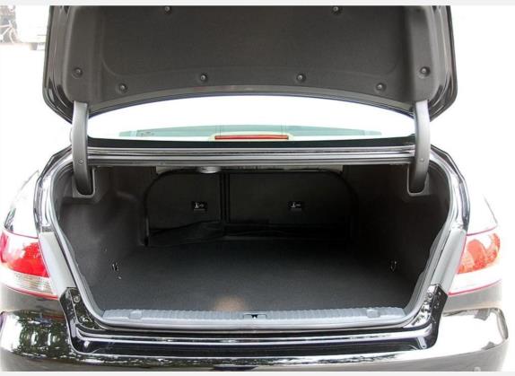 雅尊 2009款 3.3L 豪华型 车厢座椅   后备厢
