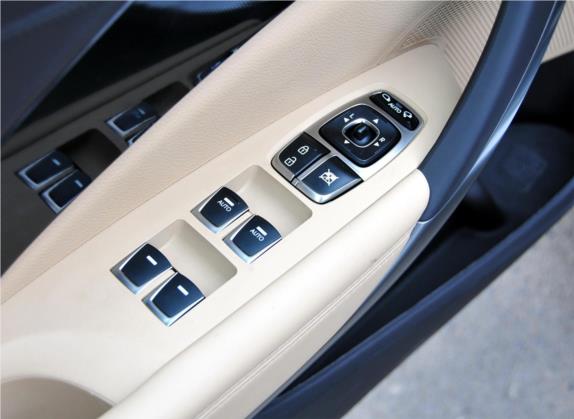 雅尊 2011款 3.0L 旗舰型 车厢座椅   门窗控制