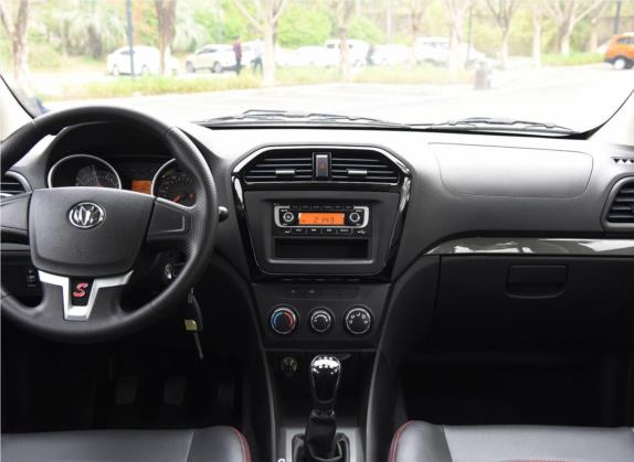 启腾V60 2017款 1.5L 舒适型 中控类   中控台