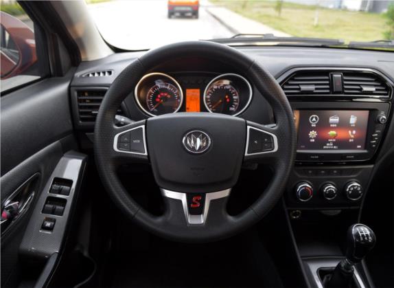 启腾V60 2017款 1.5L 尊贵型 中控类   驾驶位