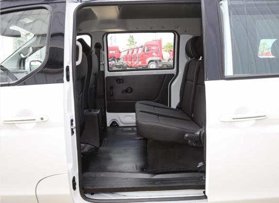 金海狮 2021款 1.5L 客车工程狮中央空调版 9座 车厢座椅   后排空间