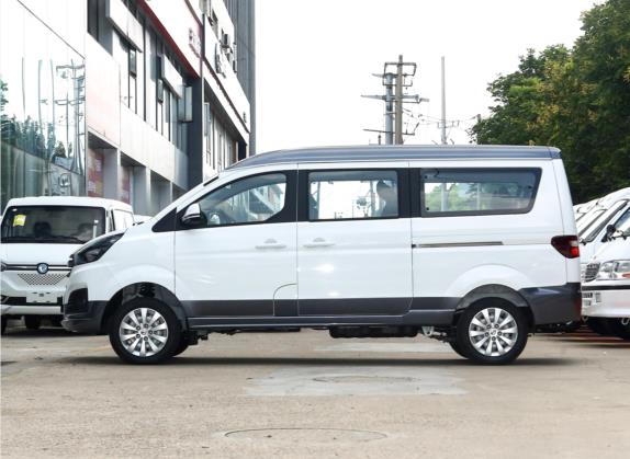 金海狮M 2022款 熊猫版 1.5L 旅行狮客车 7座 外观   正侧