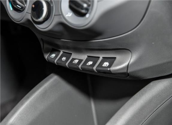 赛欧 2018款 赛欧3 1.3L 手动舒适天窗版 车厢座椅   门窗控制