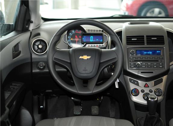 爱唯欧 2011款 两厢 1.4L MT SL 中控类   驾驶位