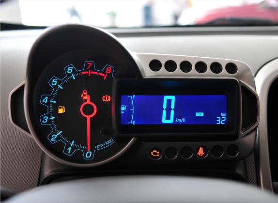 爱唯欧 2011款 两厢 1.4L MT SL 中控类   仪表盘