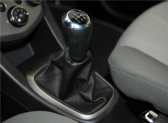 爱唯欧 2011款 两厢 1.4L MT SL 中控类   挡把