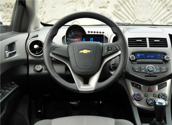 爱唯欧 2011款 两厢 1.4L MT SE 中控类   驾驶位
