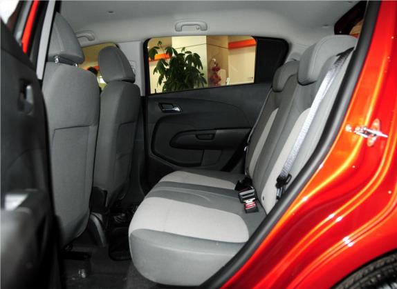爱唯欧 2011款 两厢 1.4L AT SE 车厢座椅   后排空间