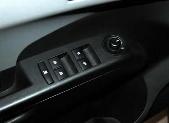 爱唯欧 2011款 两厢 1.4L AT SE 车厢座椅   门窗控制