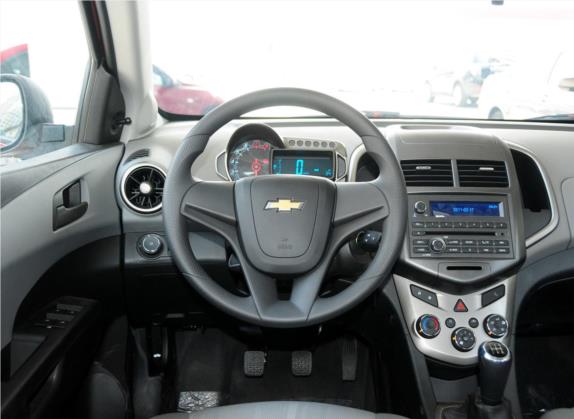 爱唯欧 2011款 三厢 1.4L MT SL 中控类   驾驶位