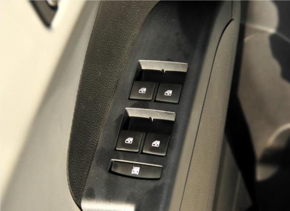 爱唯欧 2011款 三厢 1.4L AT SL 车厢座椅   门窗控制