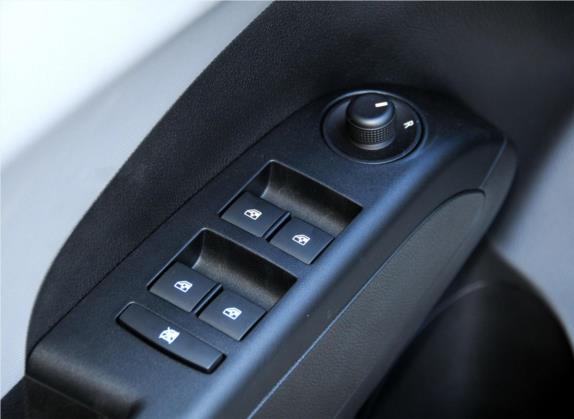 爱唯欧 2011款 三厢 1.4L AT SE 车厢座椅   门窗控制