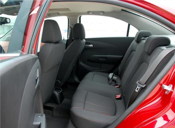 爱唯欧 2011款 三厢 1.6L AT SX 车厢座椅   后排空间
