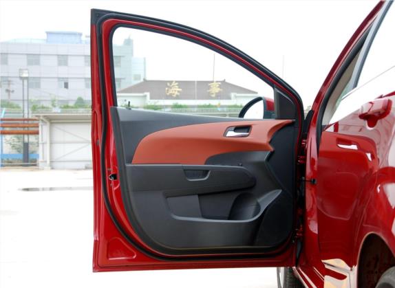 爱唯欧 2011款 三厢 1.6L AT SX 车厢座椅   前门板