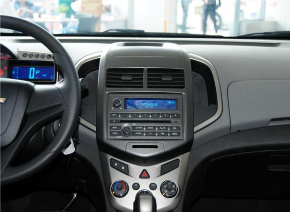 爱唯欧 2013款 三厢 1.4L AT 天窗版 中控类   中控台