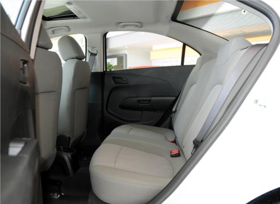 爱唯欧 2013款 三厢 1.4L AT 天窗版 车厢座椅   后排空间