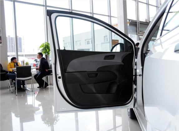 爱唯欧 2013款 三厢 1.4L AT 天窗版 车厢座椅   前门板