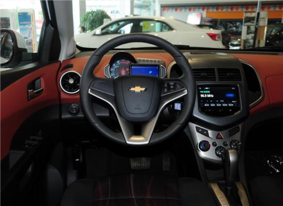 爱唯欧 2013款 三厢 1.6L AT SX 风尚影音版 中控类   驾驶位