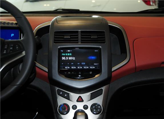 爱唯欧 2013款 三厢 1.6L AT SX 风尚影音版 中控类   中控台